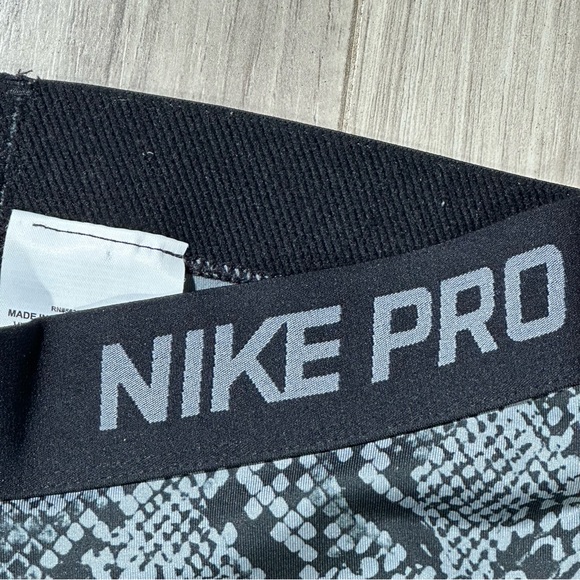 NIKE PRO Black Gray Snakeskin Print DRI-FIT Compression VIXEN Capri XS - Picture 6 of 12